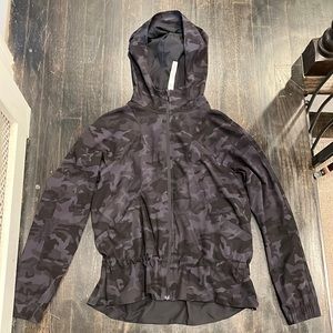 Lululemon athletica women’s windbreaker zip up camouflage gray black size 4